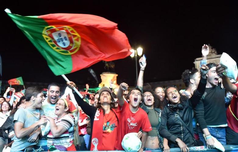 葡萄牙夺冠瞬间球迷反应